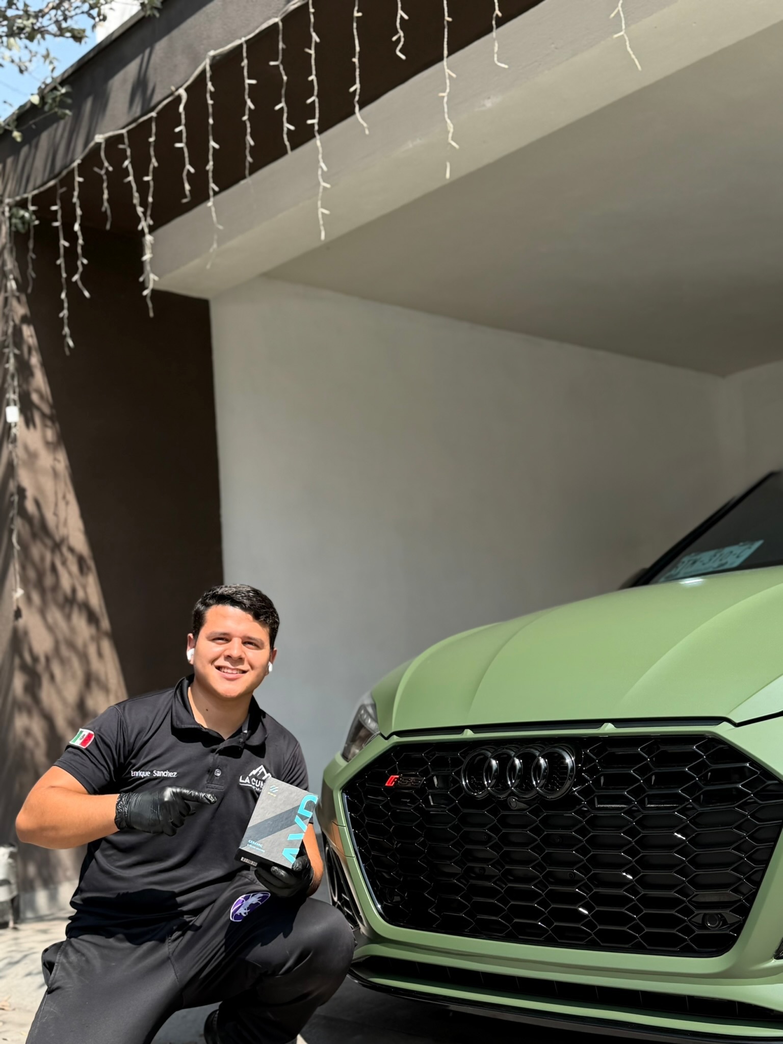 Aplicador certificado de La Cumbre Detailing con producto ArtDeShine junto a un Audi RS